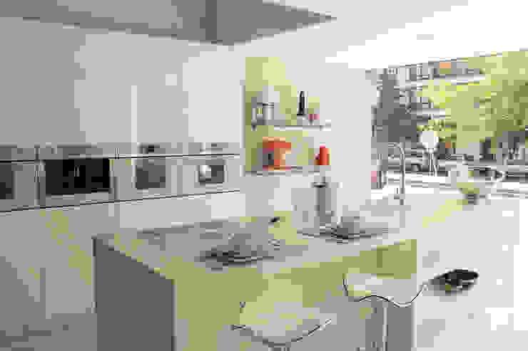Showroom na Av. João XXI 12 - Lisboa, DIONI Home Design DIONI Home Design Cocinas modernas: Ideas, imágenes y decoración Estanterías y despensas