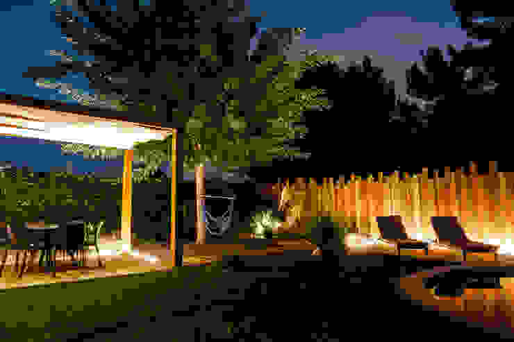 Bosk Simbiosi Estudi Jardines de estilo mediterráneo paisatgisme,paisajismo,jardín,piscina,bajo mantenimiento,ecodesign,pérgola,diseño,tarimamadera,exterior,iluminación LED
