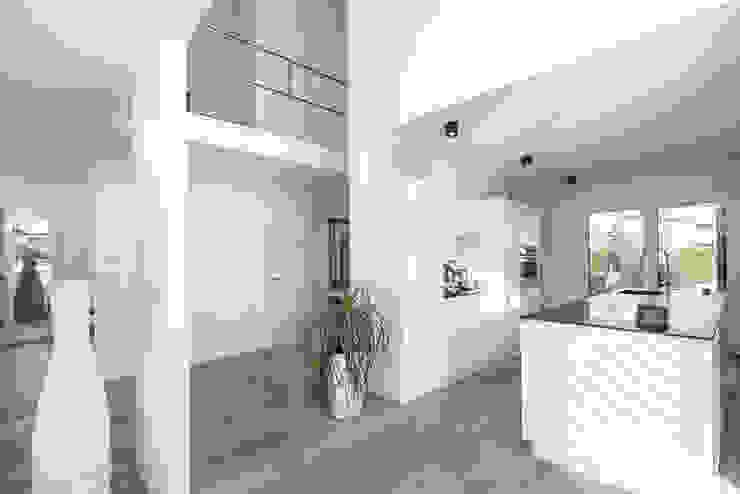 wir leben haus - Bauunternehmen in Bayern Eclectic style corridor, hallway & stairs