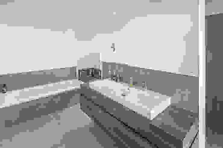 wir leben haus - Bauunternehmen in Bayern Modern bathroom