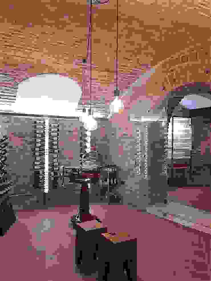 Arredamento di una Cantina ShoWine Cantina in stile rustico