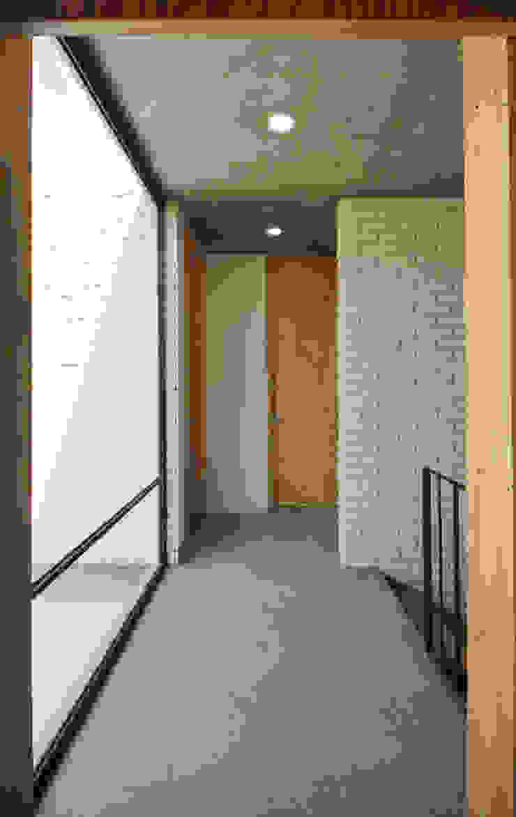 Apaloosa Estudio de Arquitectura y Diseño الممر الحديث، المدخل و الدرج الطوب Wood effect