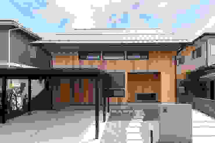 Ku 軒の深い切妻の家 Homify