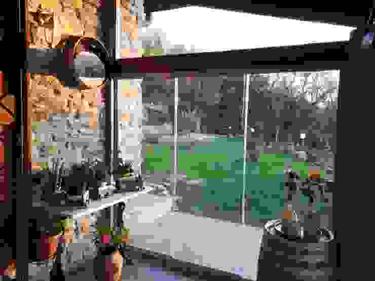 Veranda con Vetrate panoramiche Svitavvita Snc Giardino d'inverno in stile rustico