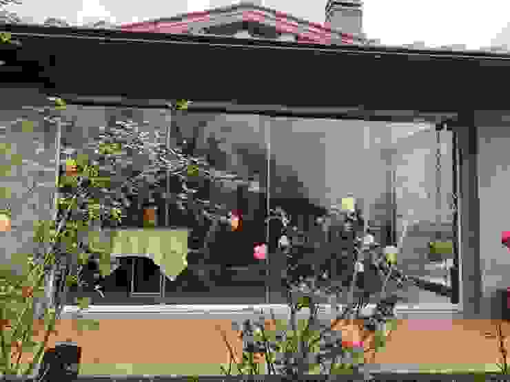 Veranda con Vetrate panoramiche Svitavvita Snc Giardino d'inverno in stile rustico