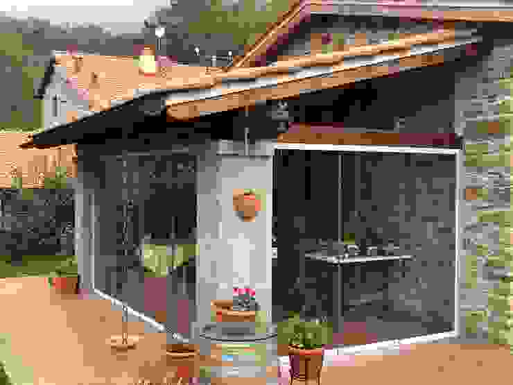 Veranda con Vetrate panoramiche Svitavvita Snc Giardino d'inverno in stile rustico
