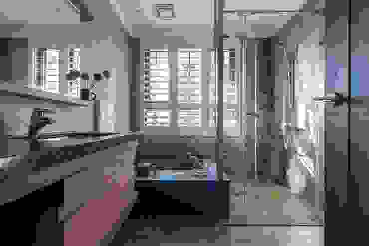 宸域空間設計有限公司 Bagno in stile classico Effetto legno