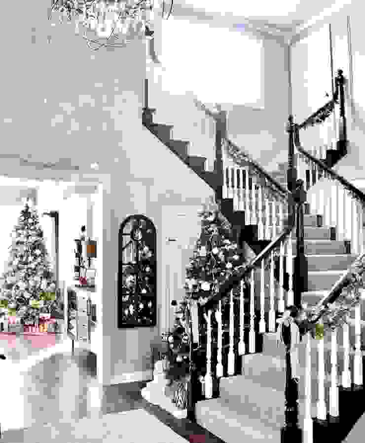 Scale e albero di Natale Federica Rossi Interior Designer Scale Pianta,albero di Natale,Proprietà,bianco,Costruzione,Leggero,Le scale,Decorazione,Finestra,Legna