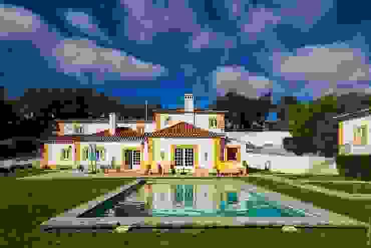 projeto de decoração de um alojamento local em Sintra – Quinta do Pé Descalço Piscinas rústicas por Officina Boarotto Rústico