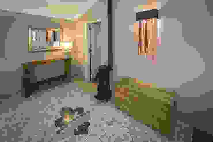projeto de decoração de um alojamento local em Sintra – Quinta do Pé Descalço Corredores, halls e escadas rústicos por Officina Boarotto Rústico