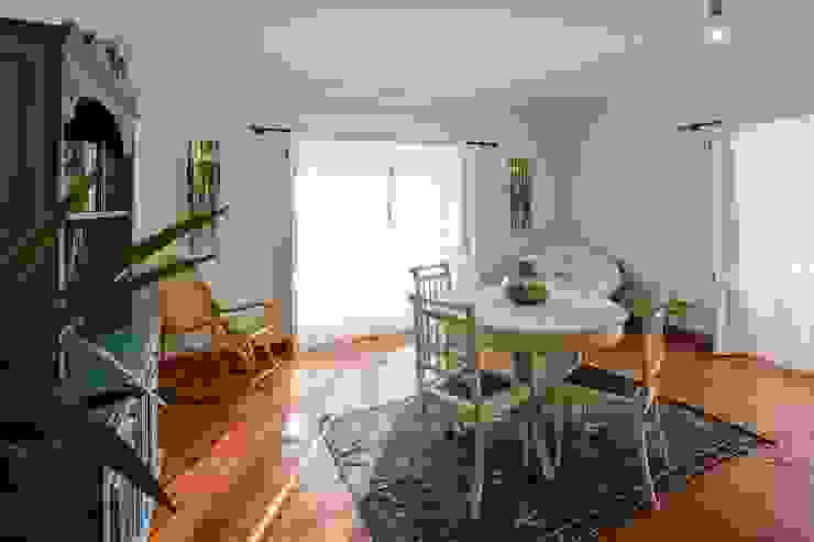 projeto de decoração de um alojamento local em Sintra – Quinta do Pé Descalço Salas de estar rústicas por Officina Boarotto Rústico