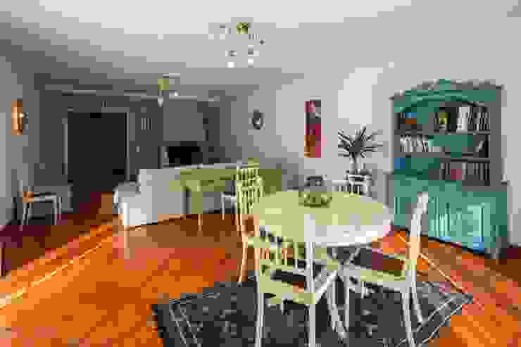 projeto de decoração de um alojamento local em Sintra – Quinta do Pé Descalço Salas de estar rústicas por Officina Boarotto Rústico