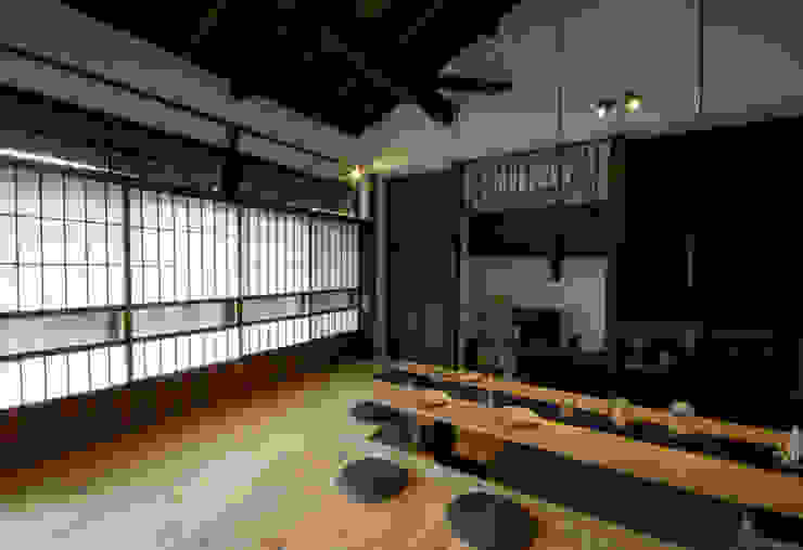 Salas de estar asiáticas por 森村厚建築設計事務所 Asiático Madeira maciça Multi colorido