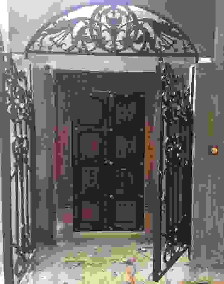 Rima and Devaiah's Residence , Sandarbh Design Studio Sandarbh Design Studio Eclectic style doors
