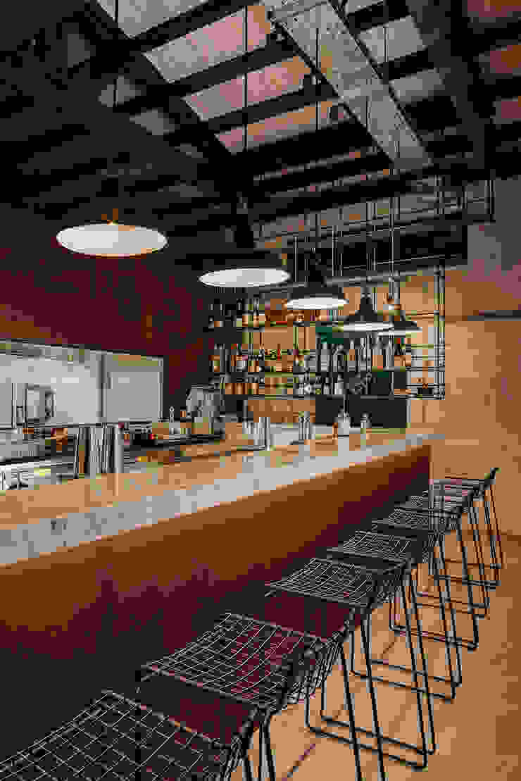 Banco bar manuarino architettura design comunicazione Negozi & Locali commerciali in stile industrial Ferro / Acciaio Marrone bar,marmo,carrara,corten,ferro,sgabelli,Bar & Club