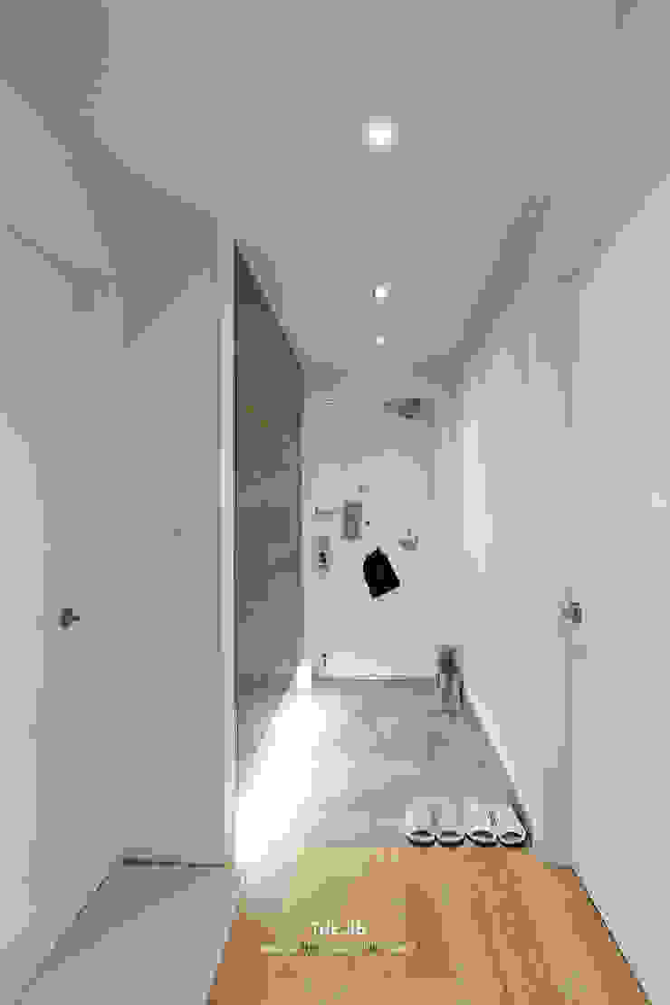 송파구 장지동 파인타운 33평 아파트 인테리어 스칸디나비아 복도, 현관 & 계단 by 더집디자인 (THEJIB DESIGN) 북유럽