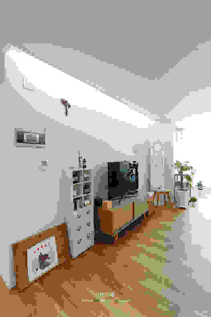 송파구 장지동 파인타운 33평 아파트 인테리어 스칸디나비아 거실 by 더집디자인 (THEJIB DESIGN) 북유럽