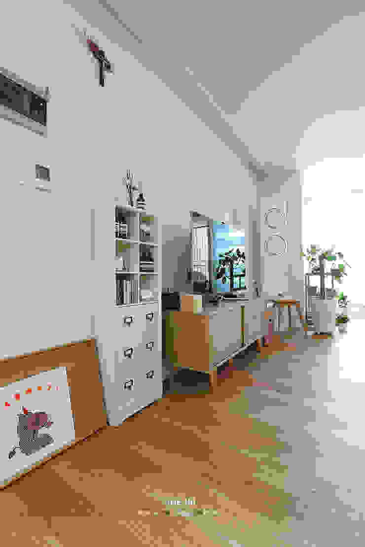 송파구 장지동 파인타운 33평 아파트 인테리어 스칸디나비아 거실 by 더집디자인 (THEJIB DESIGN) 북유럽