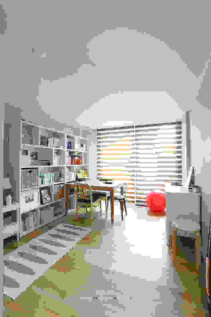 송파구 장지동 파인타운 33평 아파트 인테리어 스칸디나비아 서재 / 사무실 by 더집디자인 (THEJIB DESIGN) 북유럽