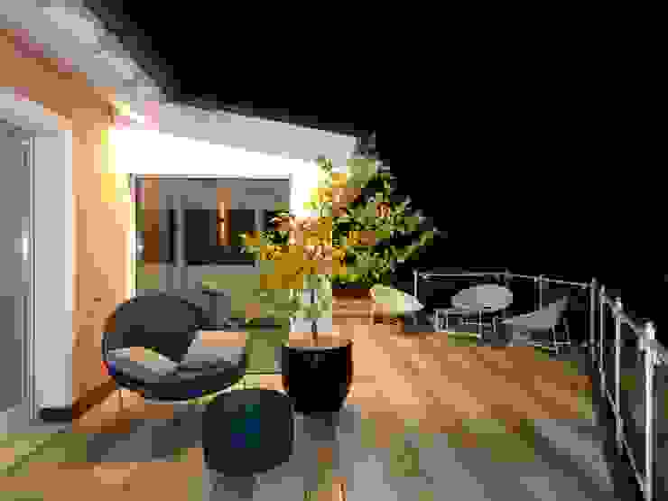 Anbau von Wintergarten und Terrassengestaltung, adriano@kraenzlin.com adriano@kraenzlin.com Mediterraner Balkon, Veranda & Terrasse