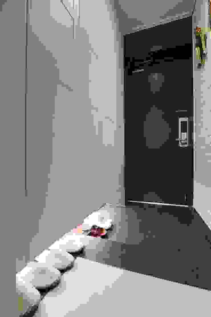 공간구성 알차게 꾸민 작은집인테리어_월계동 삼호아파트 모던스타일 복도, 현관 & 계단 by 더집디자인 (THEJIB DESIGN) 모던