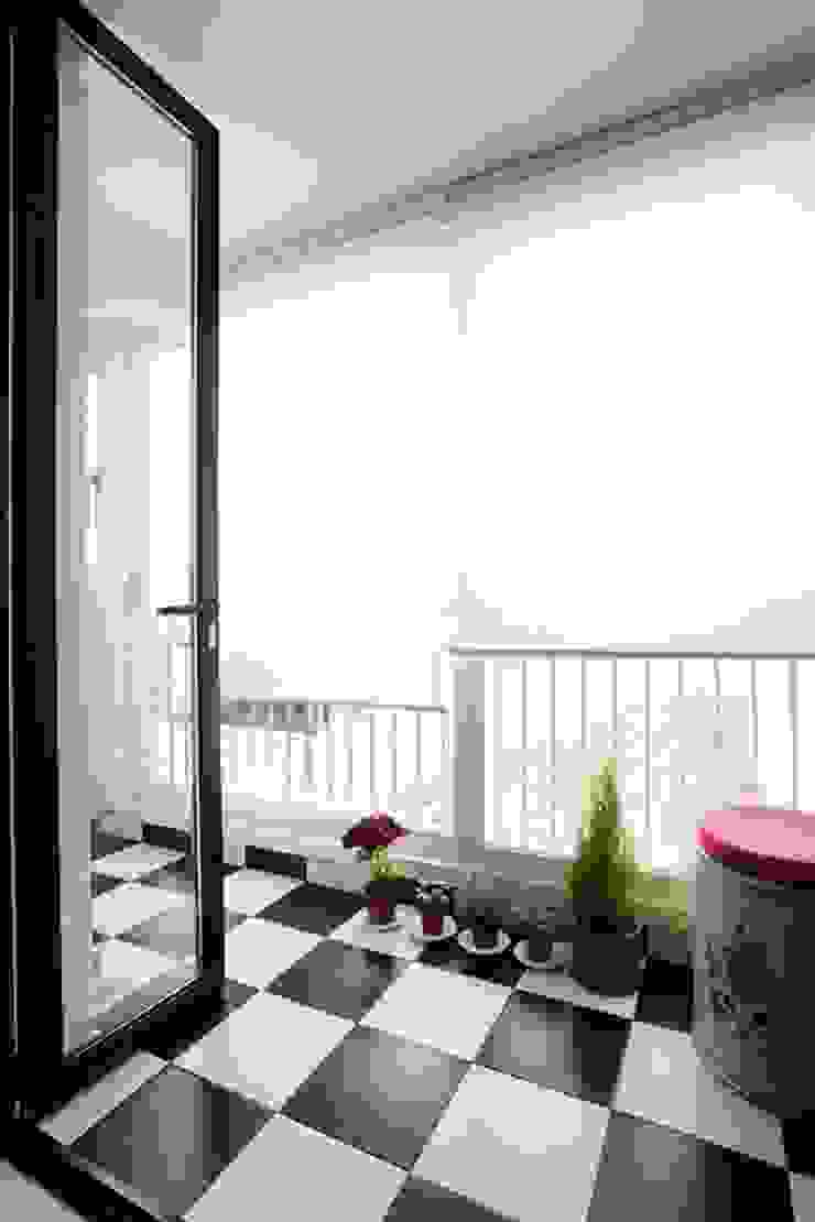 공간구성 알차게 꾸민 작은집인테리어_월계동 삼호아파트 모던스타일 발코니, 베란다 & 테라스 by 더집디자인 (THEJIB DESIGN) 모던