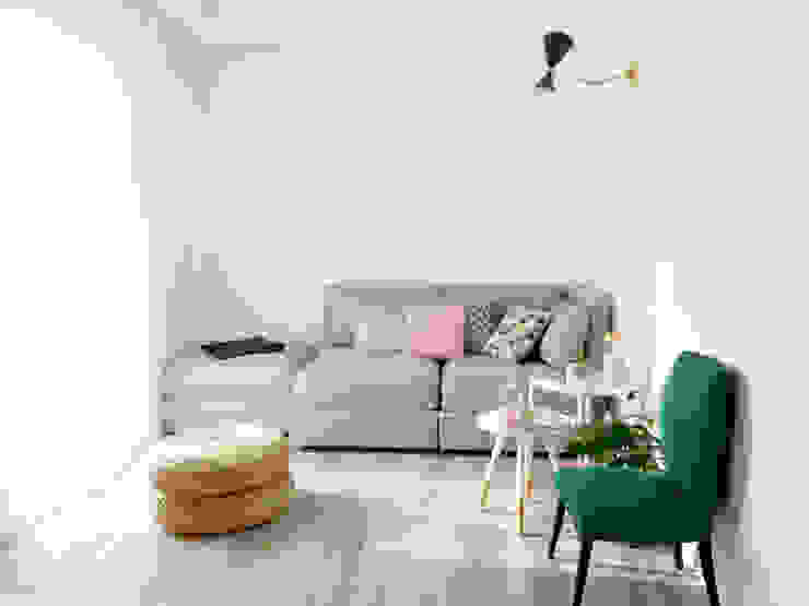 LIVING Spazio 14 10 Soggiorno minimalista vallentuna, divano, arredo vintage, pavimento in legno, piante sempreverdi, colori brillanti, tavolino da caffè, living moderno, scandinavo