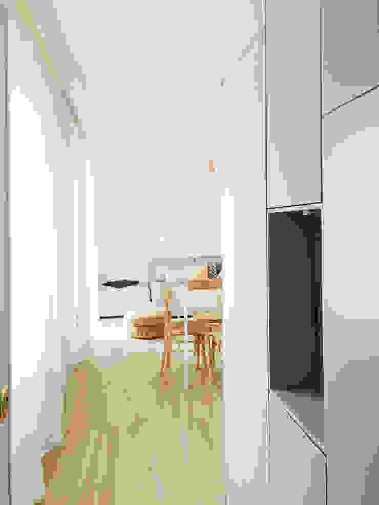 INGRESSO Spazio 14 10 di Stella Passerini Ingresso, Corridoio & Scale in stile minimalista