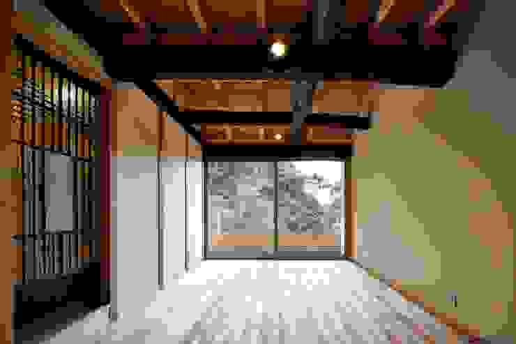 鎌倉の住まい＿古材を使った和モダンデザイン, タイラヤスヒロ建築設計事務所 タイラヤスヒロ建築設計事務所 Asian style living room Solid Wood