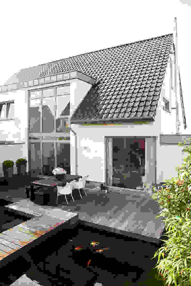 Garten mit Terrasse und Teich PFEIFFER ARCHITEKTUR Moderne Häuser Gartenteich,Terrasse,Glasfassade