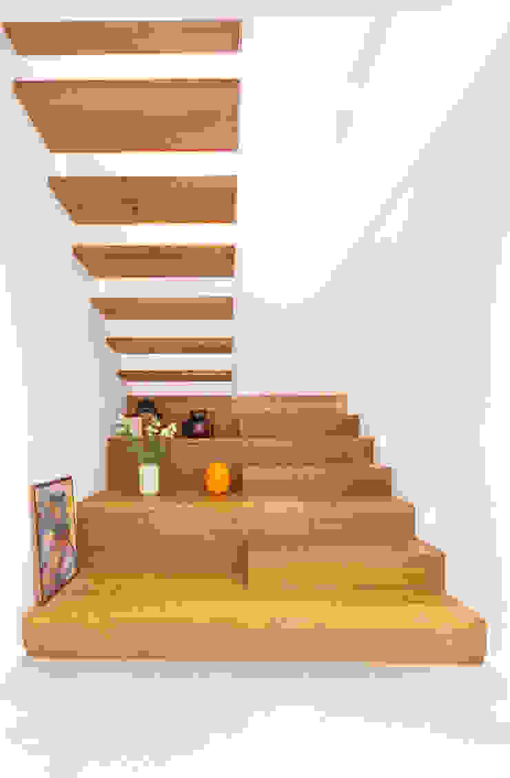 2-läufige Podesttreppe aus Eiche mit brüstungshohen, weiss lackierten Wangen und verbreiteten Stufen im ersten Treppenlauf., Holzmanufaktur Ballert e.K. Holzmanufaktur Ballert e.K. Stairs Wood