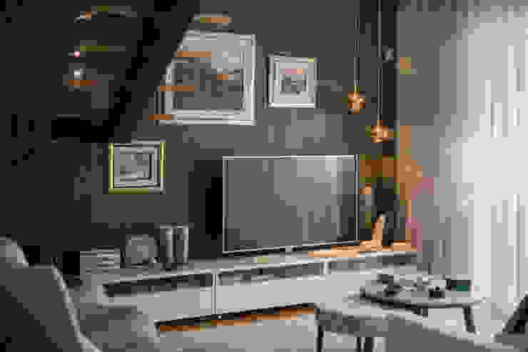 Zona TV - Sala de estar - Moradia em Leça da Palmeira - SHI Studio Interior Design ShiStudio Interior Design Salas de estar modernas tv,movel tv,escadaria,iluminação,mesa de centro,sala de estar,quadros,shistudio,shi studio,sheila moura azevedo,arquitetura,interior design...