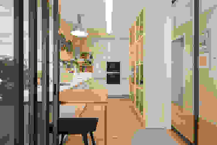 Cozinha - Moradia em Leça da Palmeira - SHI Studio Interior Design ShiStudio Interior Design Armários de cozinha cozinha,porta de correr,ligação,shistudio,shi studio,sheila moura azevedo,arquitetura,reabilitação,remodelação,arrumação,decoração,interior design...