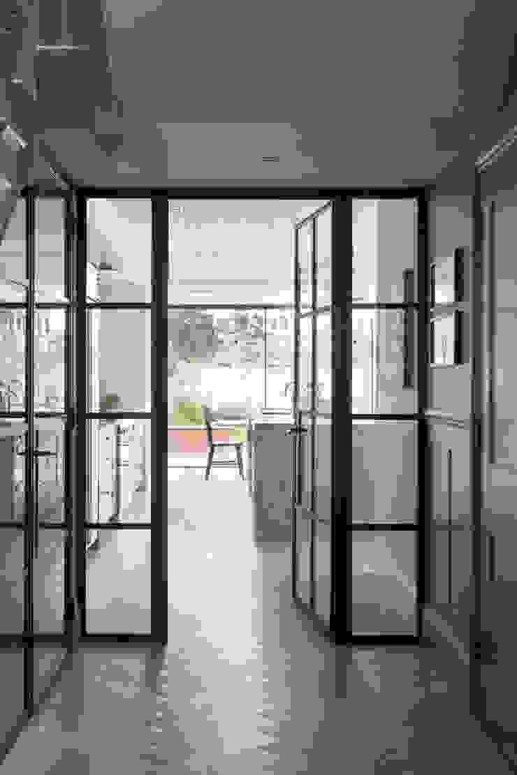 Hallway Shape London Finestre & Porte in stile moderno