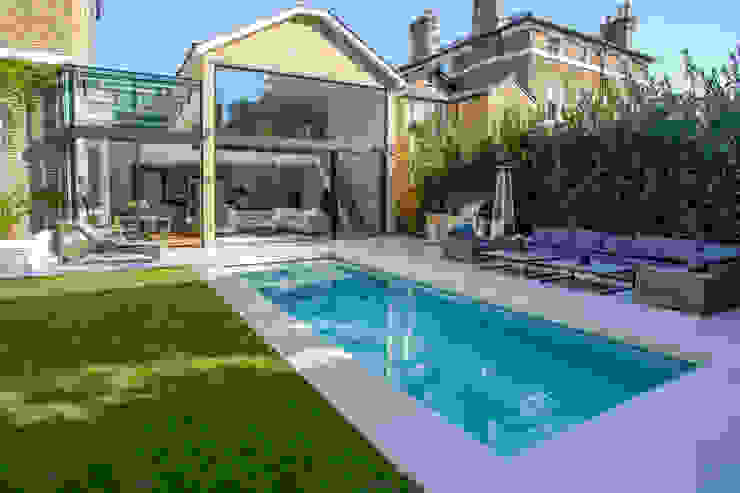 Outdoor Hydrotherapy Pool & Spa London Swimming Pool Company Hồ bơi phong cách hiện đại Bê tông