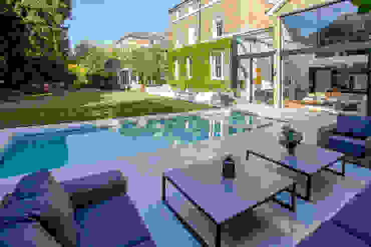 Outdoor Hydrotherapy Pool & Spa London Swimming Pool Company Hồ bơi phong cách hiện đại Bê tông
