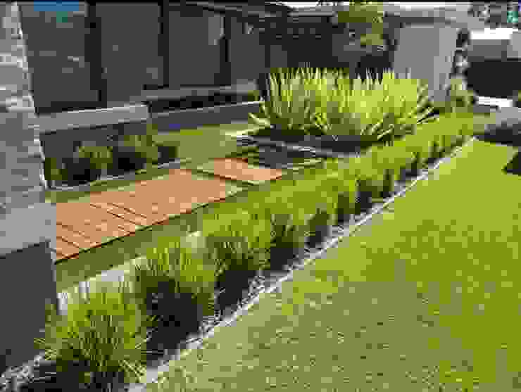 Tukang Taman Surabaya - Tianggadha-art Jardins de fachada Pedra Verde