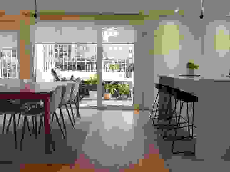 Cocina con isla abierta a comedor. Reformmia Salones de estilo moderno cocina minimalista,comedor con terraza,decoración natural,suelo de madera,cocina con isla
