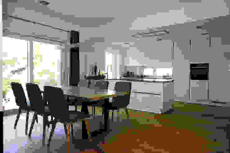 Essbereich und Küche archipur Architekten aus Wien Moderne Esszimmer Kücheninsel,offene Küche,Holzdielenboden,weiße Innenwände,Tische