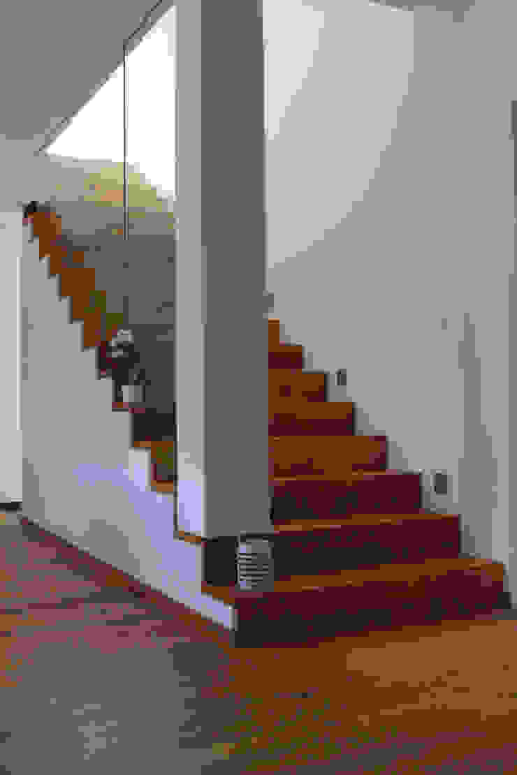 Treppe Antritt archipur Architekten aus Wien Treppe Beton Weiß Treppe Holzbelag