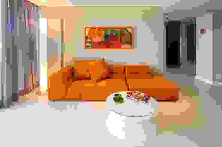 Modernes Wohnzimmer Mit Farbigem Sofa Von Moree Ltd Homify