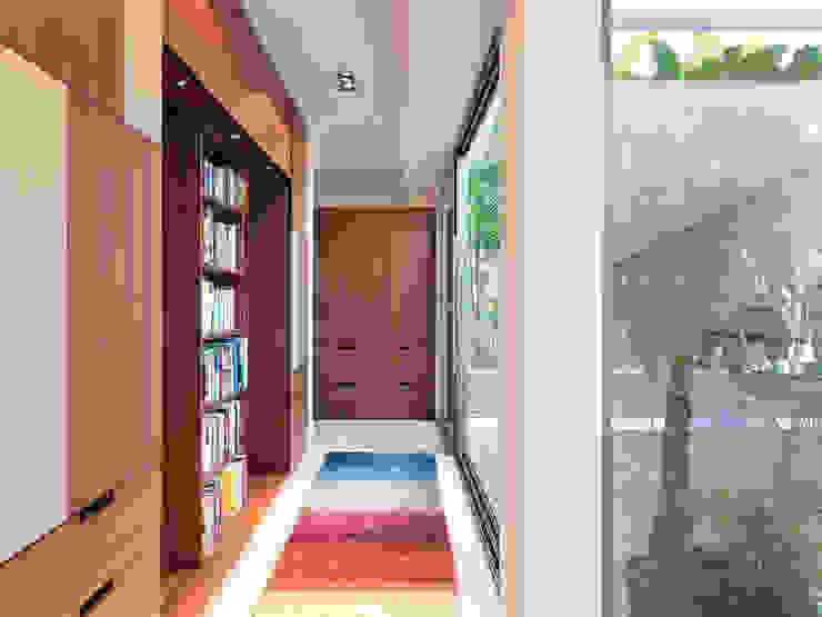 Original Vision Corredores, halls e escadas modernos