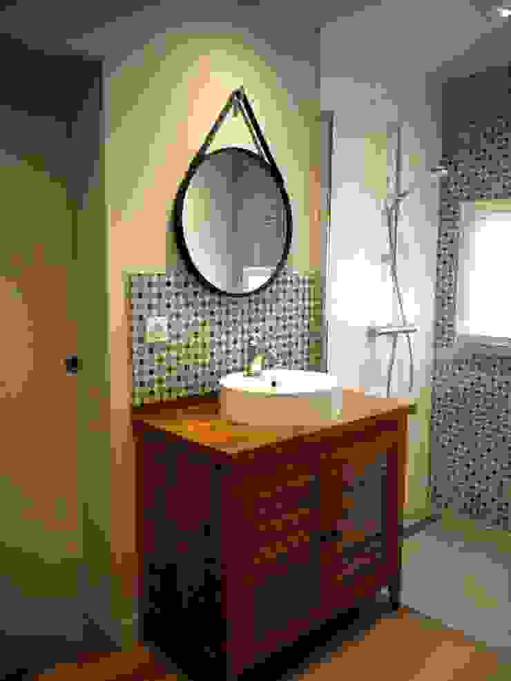 JEUX DE VOLUME MIINT - design d'espace & décoration Salle de bain originale Multicolore miroir barbier,miroir noir,miroir rond,faience coloré,faience bleu,meuble vasque bois,vasque posée,douche italienne,mur beige,paroi de douche,faience blanche