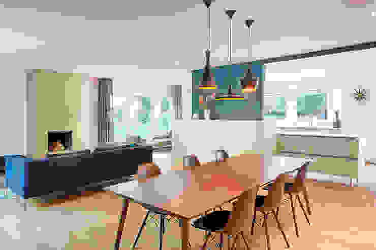 Open woonkamer met complete maatwerk kasten StrandNL architectuur en interieur Moderne eetkamers