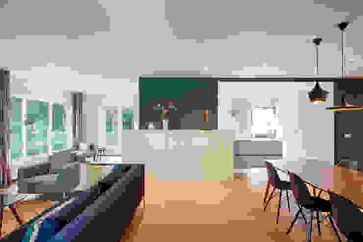 Open woonkamer met complete maatwerk kasten StrandNL architectuur en interieur Moderne woonkamers
