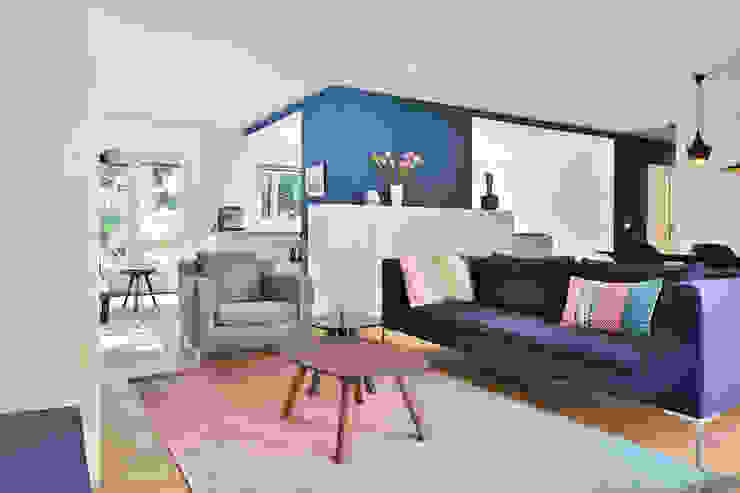 Open woonkamer met complete maatwerk kasten StrandNL architectuur en interieur Moderne woonkamers Meubilair,Eigendom,Bank,Groente,Comfort,azuurblauw,Interieur ontwerp,Woonkamer,Verlichting,architectuur