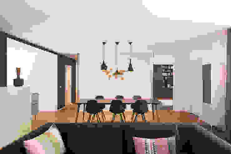 Open woonkamer met aparte TV- en relax ruimte StrandNL architectuur en interieur Moderne woonkamers