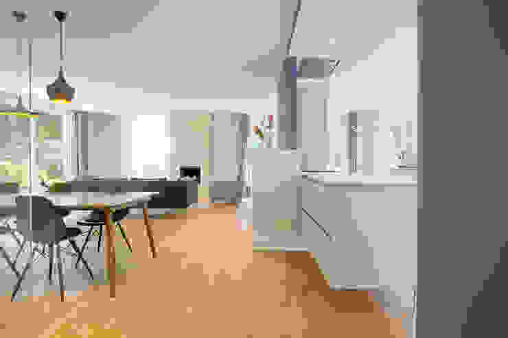 Open woonkamer met complete maatwerk keuken StrandNL architectuur en interieur Moderne woonkamers