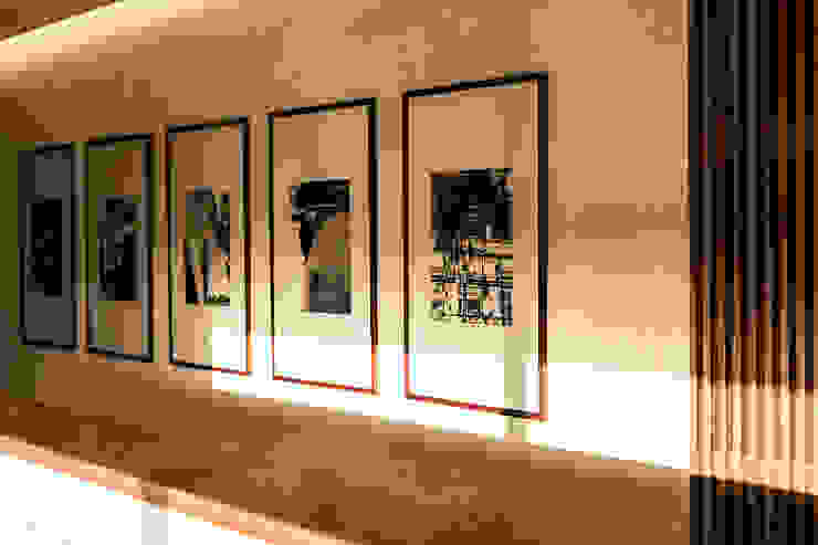 Corredor de entrada - Moradia em Viseu - SHI Studio Interior Design ShiStudio Interior Design Corredores, halls e escadas modernos Acabamento em madeira shi studio,shistudio,sheila moura azevedo,corredor,decoração,viseu,porto,matosinhos,parede,quadro,Acessórios e decoração