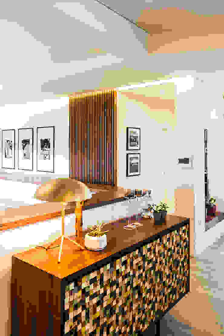 Zona de jantar - Moradia em Viseu - SHI Studio Interior Design ShiStudio Interior Design Salas de jantar modernas shistudio,shi studio,sheila moura azevedo,aparador,candeeiro,jantar,cozinha,decoração,interior design,azulejo,porto,mobiliario